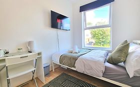 Easy Rooms, London Luton Airport -24 Hour Check-In